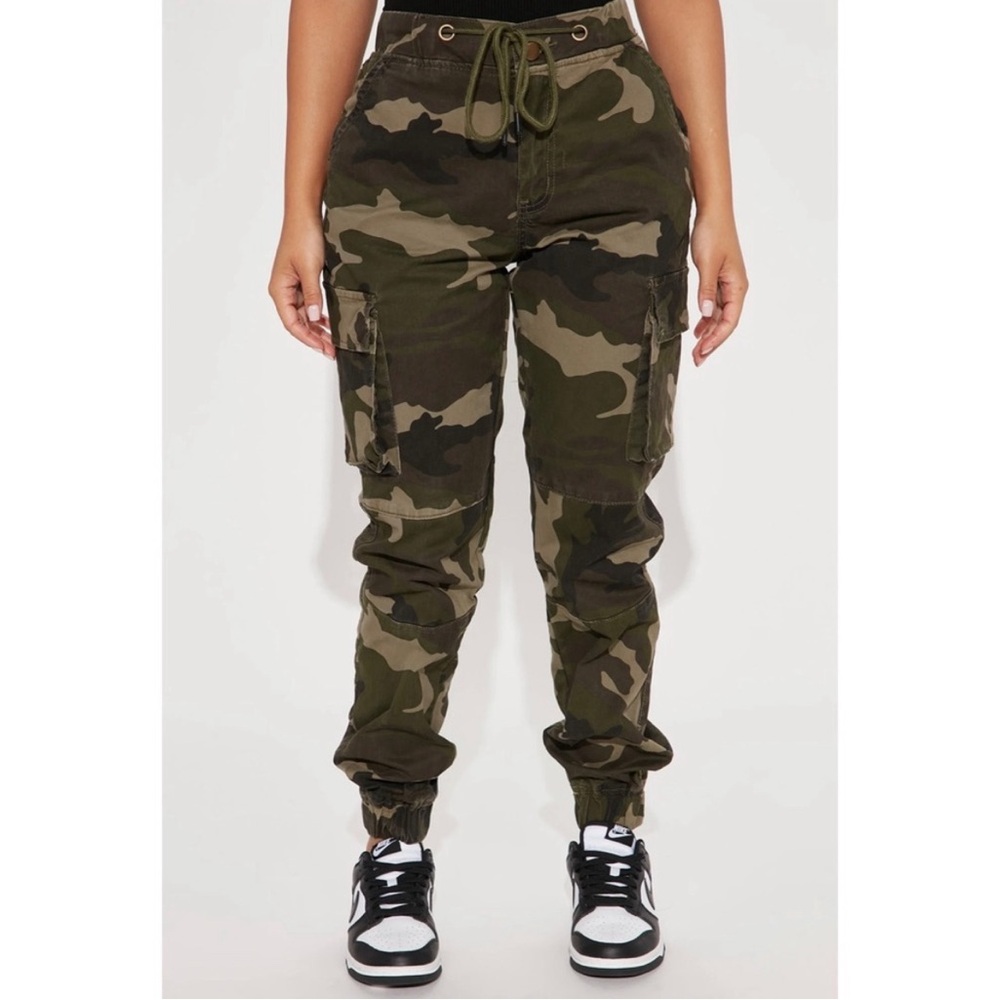 Fashion Nova Pocket Placement Cargo Pants Camouflage Size Medium